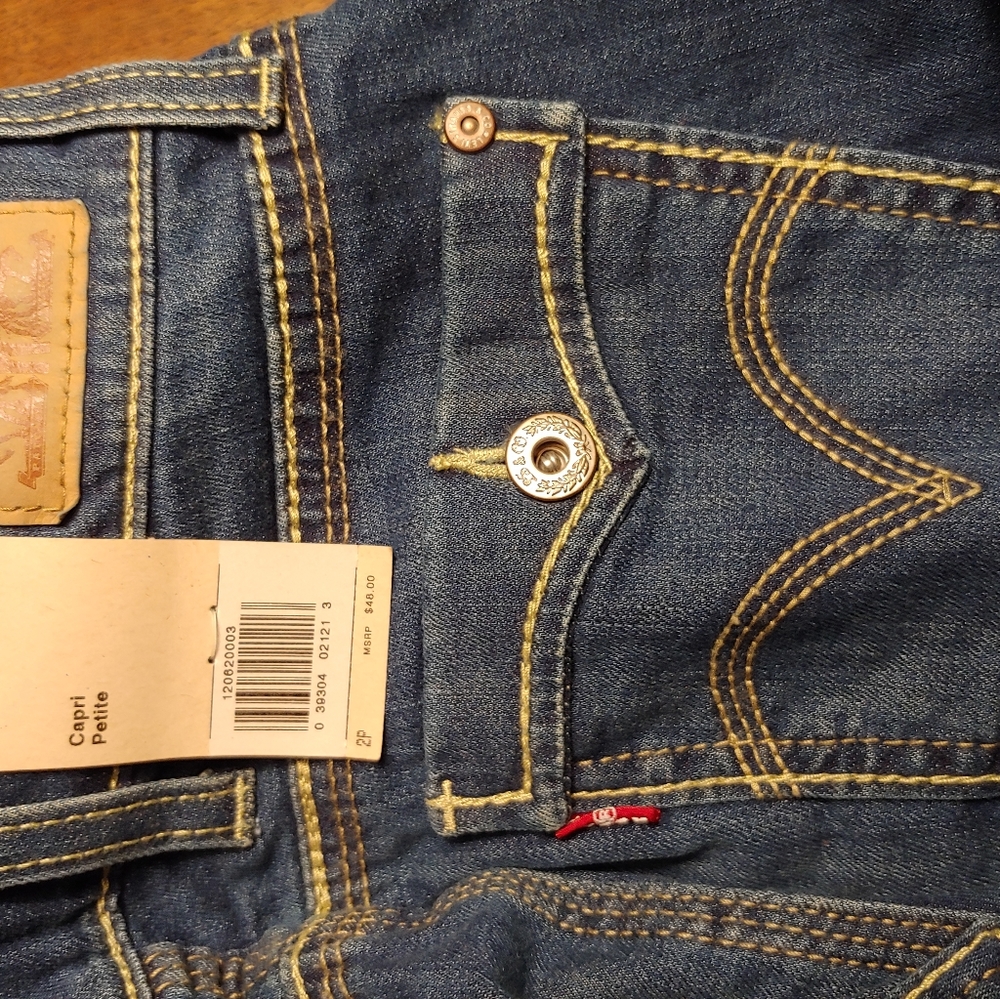 Levi capris - Picture 2 of 2